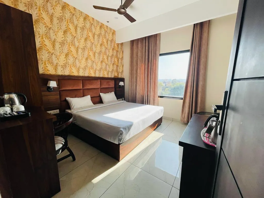 Bright Yellow Leaf Bedroom